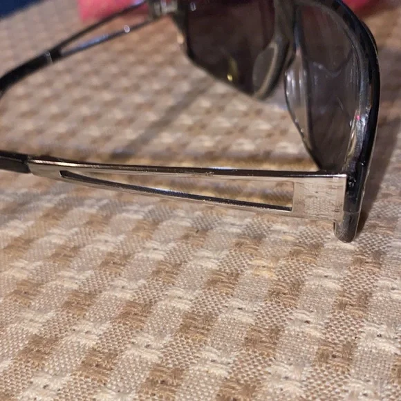 Burberry sunglasses - Picture 6 of 6